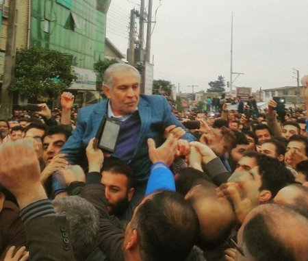 احمد ناطق دستان اسماعیلی را در نور بالا برد احمد ناطق دستان اسماعیلی را در نور بالا برد