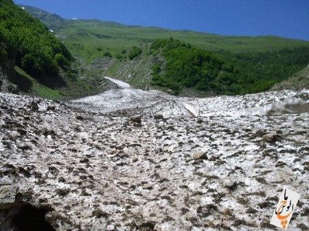 یخچال طبیعی در روستای دلیر از توابع مرزنآباد یخچال طبیعی در روستای دلیر از توابع مرزنآباد