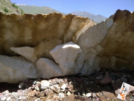 یخچال طبیعی در روستای دلیر از توابع مرزنآباد یخچال طبیعی در روستای دلیر از توابع مرزنآباد
